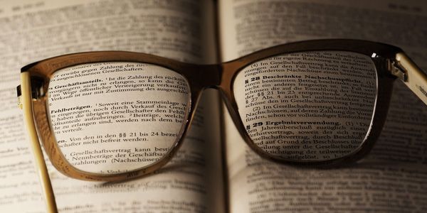 Brille auf einem aufgeschlagenen Buch