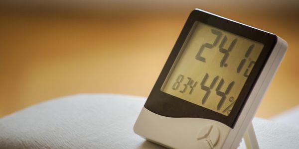 Digitales Thermo-Hygrometer zeigt Raumtemperatur und Luftfeuchtigkeit